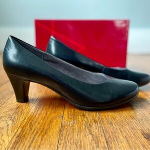 AEROSOLES Classic Black Pumps